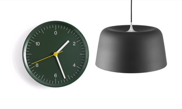 Vlevo: nástěnné hodiny z kolekce Wall (HAY), design Jasper Morrison, plast, Ø 26 cm. Vpravo: závěsná lampa z kolekce Tub (Normann Copenhagen), design Hans Thyge Raunkjær, lakovaný hliník, Ø 44 cm