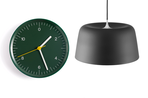 Vlevo: nástěnné hodiny z kolekce Wall (HAY), design Jasper Morrison, plast, Ø 26 cm. Vpravo: závěsná lampa z kolekce Tub (Normann Copenhagen), design Hans Thyge Raunkjær, lakovaný hliník, Ø 44 cm