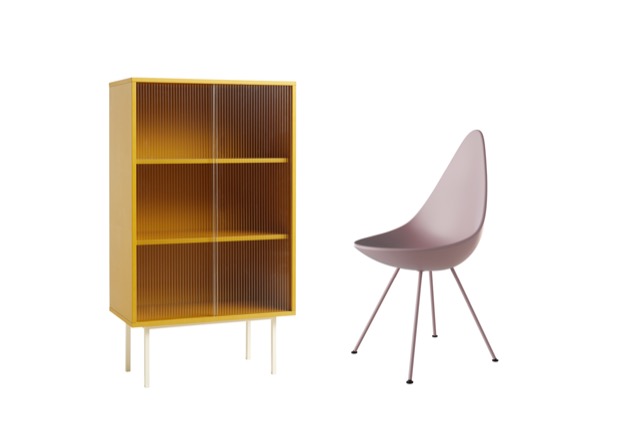 Vpravo: stojací skříňka Colour Cabinet Tall (HAY). Vlevo: jídelní židle Drop (Fritz Hansen)