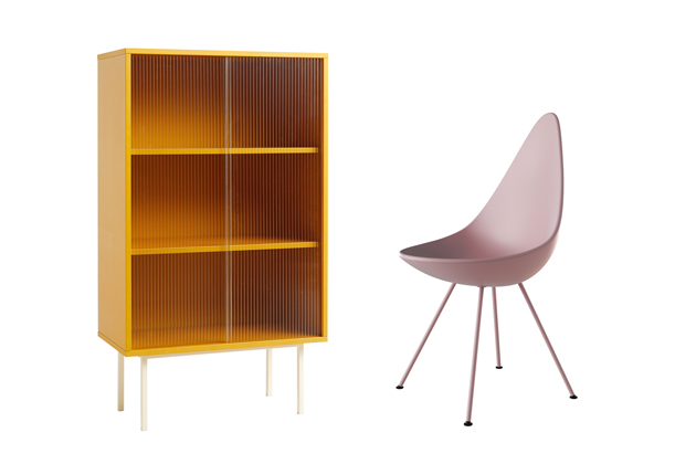 Vpravo: stojací skříňka Colour Cabinet Tall (HAY). Vlevo: jídelní židle Drop (Fritz Hansen)