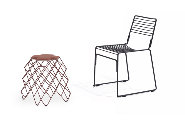 Vlevo: nízká stolička R24 (Gandiablasco). Vpravo: stohovatelné židle Roxor (Master&amp;Master)