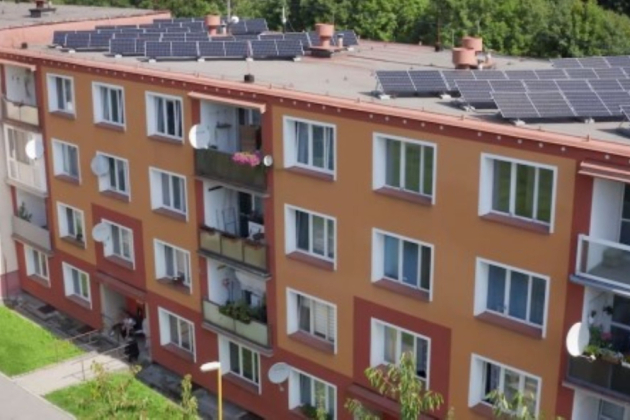  Bytový dům v Lubech u Chebu má na střeše 40 fotovoltaických panelů. Elektřinu zde komunitně sdílí celé SVJ s 19 domácnostmi