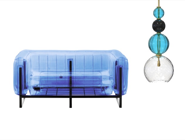 Nafukovací sofa z kolekce Yumi (Mojow) a závěsné svítidlo Caruso (Piumati Murano)