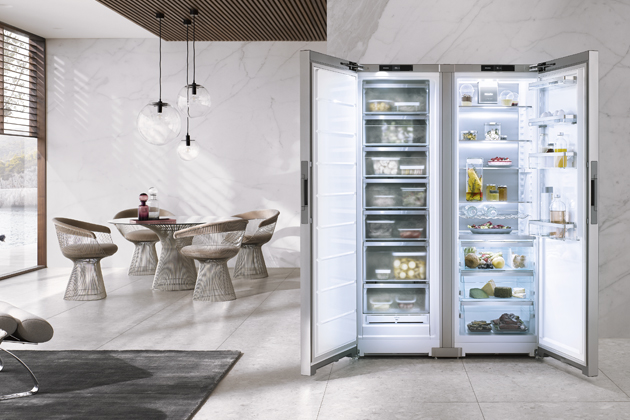 Side-by-side kombinace chladničky a mrazničky z nové řady K 4000 nabízí systém PerfectFresh pro uchování ovoce a zeleniny, založený na aktivním rosení, cena chladničky 47 990 Kč