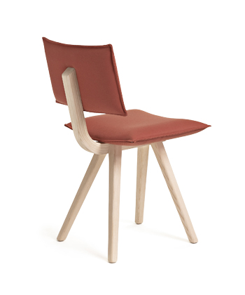 Rám židle Trave je ohýbaný kus masivního dřeva, dostupný z jasanu a dubu, polstrování v mnoha odstínech