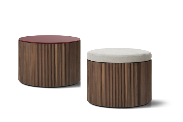 Puf/stolek Drum, design Piero Lissoni, masivní ořechové dřevo, top: mramor, sklo, textilie i kůže, cena od 64 399 Kč