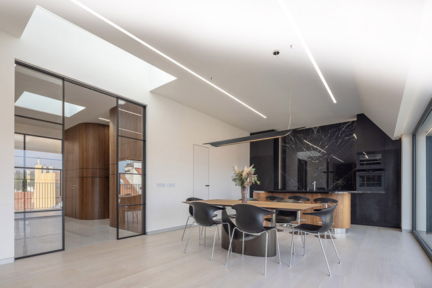 Pohled do kuchyně: vlevo posuvné dveře IDEA oddělují prostor na dvě části – soukromou obytnou a obývací