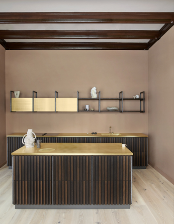 Kuchyňská řada OEO, inspirovaná estetikou Japonska, kombinuje hladký povrch oceli s vertikální strukturou na dvířkách z masivního dřeva, cena na dotaz