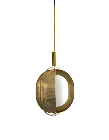Závěsné svítidlo Pearl, design Kristian Sofus Hansen a Tommy Hyldahl, materiál perforovaný kov a sklo, cena 14 912 Kč