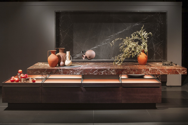 Kuchyň Modo+ s masivní pracovní deskou z mramoru Rosso Lepanto a s nábytkem vyrobeným z eukalyptové dýhy, cena na dotaz