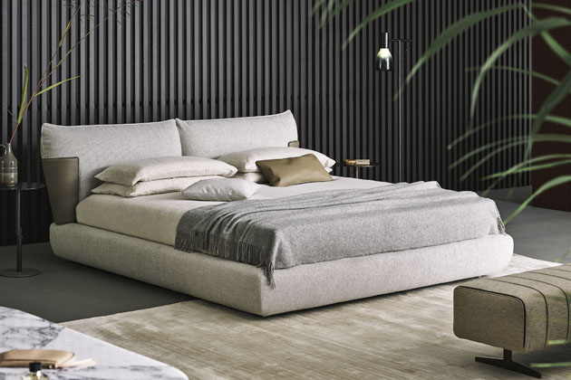 Postel Blend bed, design Giuseppe Viganò, úložný zvedací prostor, lze i na nožičkách, záhlaví z broušené kůže, snímatelný potah v textilii, rozměry queen i king size a 160/180 × 200 cm, cena 135 626 Kč