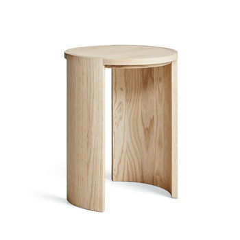 Odkládací stolek z kolekce Aristo, design Joanna Laajisto, jasanové dřevo, Ø 35 cm, výška 45 cm, cena 13 450 Kč