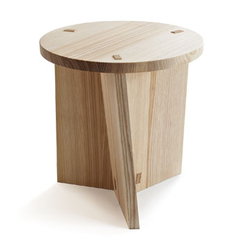 Odkládací stolek Marfa, design Claesson Koivisto Rune, jasanové dřevo, povrchová úprava olej, Ø 40 cm, výška 45 cm, cena na dotaz