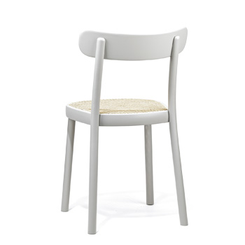 Židle La Zitta interpretuje tradiční střídmé tvarosloví prostřednictvím současných proporcí a minimalistických detailů.
