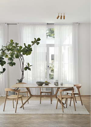 Stůl X Dining Table s židlemi Bok dining chair, design Alain van Havre, olejovaný masivní dub, cena stolu od 93 314 Kč, židle 15 054 Kč