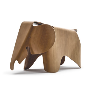 Stolička Eames Elephant 7985, design Charles a Ray Eamesovi, překližka z amerického třešňového dřeva, cena 38 800 Kč