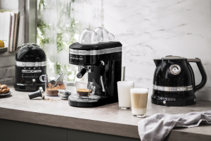 Pákový kávovar Artisan 5KES6503, kompaktní design s kovovým krytem ve více barvách, i dvě dávky kávy současně, tlak 15 barů, objem nádoby na vodu 1,4 l, cena 11 290 Kč