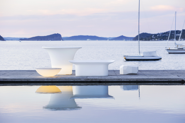 Lavice Luba a puf Meteor, design lavice Ionna Vautrin, design pufu Arik Levy, polyetylen, cena od 7 200 Kč 