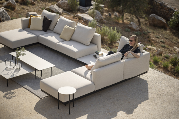 Modulární sedací souprava Dongo 3, design Studio Segers, lakovaná ocel, rychleschnoucí pěna, outdoorová textilie, cena od 175 000 Kč