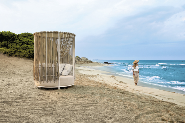 Denní lůžko Oasi, design Technical Emotions, lakovaná ocel, bílá nebo černá, snímatelná outdoorová textilie, cena 326 000 Kč