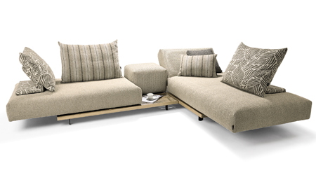 Sedací souprava Tao, design Kurt Beier &amp; Kati Quinger, outdoorové textilie různých kategorií, dřevěná podesta, cena od 254 029 Kč