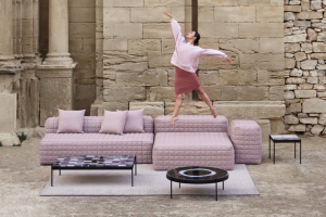 Sestava z designových modulů Pouf Erno 128, design Alejandra Gandía-Blasco, rychleschnoucí polyuretanová pěna, snímatelná outdoorová textilie, více barev, polyetylenové nohy, cena 79 283 Kč 