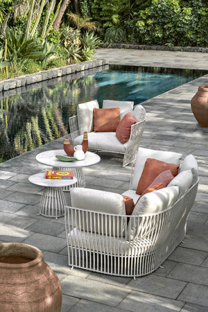 Křeslo, sofa a stolky Venexia, design Luca Nichatto, lakovaný kov, snímatelná outdoorová textilie, deska stolku keramika,  cena křesla 82 000 Kč