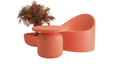 Květináč Cup, stolek Juju, křeslo Bay, design květináče Naoto Fukasawa, design stolku Garth Roberts, design křesla Raffaella Mangiarotti, polyetylen, cena od 3 900 Kč 