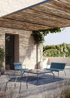 Nábytek z kolekce South, design Konstantin Grcic, lakovaný kov, více barev, orientační cena South Low Bench 20 000 Kč