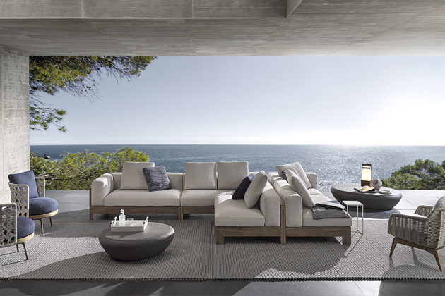 Modulární sedací nábytek Alison Iroko Nature, design Rodolfo Dordoni a Roberto Minotti, masivní přírodní dřevěný rám s nelakovaným povrchem, odolná outdoorová textilie, cena na dotaz 