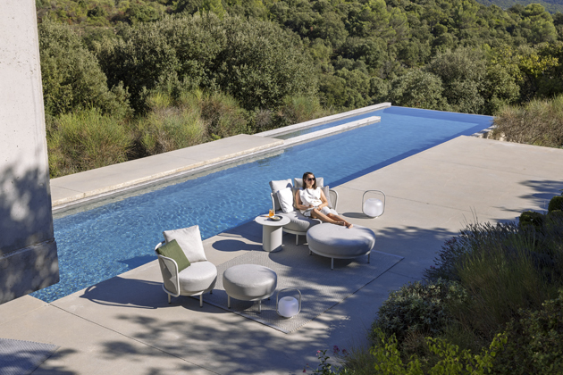 Nábytek z kolekce Baza, design Studio Segers, lakovaná ocel, rychleschnoucí pěna, outdoorová textilie, cena round lounge od 72 000 Kč, cena round klubového křesla od 41 000 Kč, cena round taburetu od 27 000 Kč