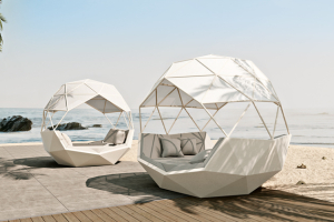 Denní lůžko Iglu, design Ramón Esteve, 100 % recyklovatelný polyetylen, více barev, nerezová ocel, snímatelná outdoorová textilie, LED osvětlení, Bluetooth systém, cena na dotaz 