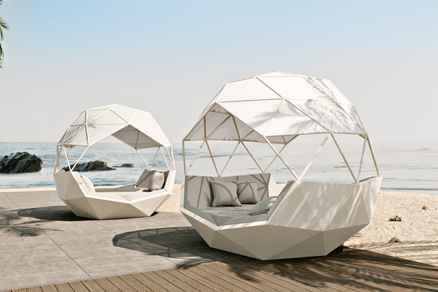 Denní lůžko Iglu, design Ramón Esteve, 100 % recyklovatelný polyetylen, více barev, nerezová ocel, snímatelná outdoorová textilie, LED osvětlení, Bluetooth systém, cena na dotaz Denní lůžko Iglu, design Ramón Esteve, 100 % recyklovatelný polyetylen, více barev, nerezová ocel, snímatelná outdoorová textilie, LED osvětlení, Bluetooth systém, cena na dotaz