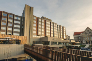 Pražská ikona opět ožívá. Hotel Fairmont Golden Prague se otevírá veřejnosti
