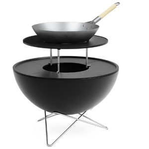 Bowl, ohniště z nerezavějící oceli s drátěným podstavcem lze doplnit variabilním příslušenstvím, včetně grilového roštu nebo plancha plotny, cena od 6 799 Kč