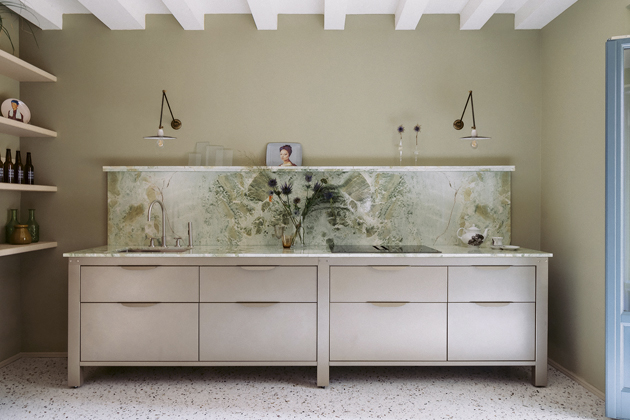 Modulární kuchyň (Very Simple Kitchen),  inspirovaná minimalistickou estetikou  průmyslového nábytku, materiál nerezavějící ocel  a přírodní kámen