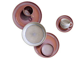 Perlemor, kolekce nádobí z jemného porcelánu s  perleťovou glazurou v provedení Coral a Sand, cena dezertních  talířků od 640 Kč 