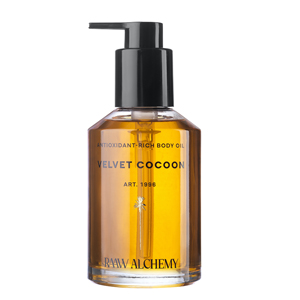 Velvet Cocoon, zklidňující a hydratační tělový olej s organickým složením, cena 1 790 Kč  → www.licirna.cz