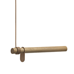 Swing, závěsný věšák, materiál dubové dřevo a kožené detaily, délka 80 cm, cena 4 398 Kč