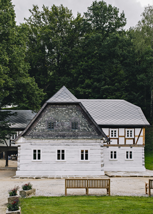  Historická chalupa koncipovaná jako boutique hotel s pěti pokoji a rekonstruovanou stodolou, která se pronajímá jako celý objekt, stojí v poklidné náruči ještědského hřebene mezi vzrostlými stromy lesa i obnoveného sadu. Součástí je vlastní restaurace s pekárnou, sauna, pódium na cvičení jógy či meditace. 
