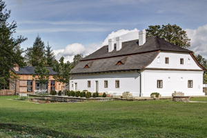 Boutique hotel v srdci Beskyd se čtyřmi ložnicemi, obývacím pokojem s krbem, jídelnou, kuchyní pro hosty, knihovnou, vinným sklepem, prostornou zahradou s přírodním biotopem, zimní zahradou s krbem a letní ložnicí doplňuje dům Mezi lukami, který se pronajímá jako celek.