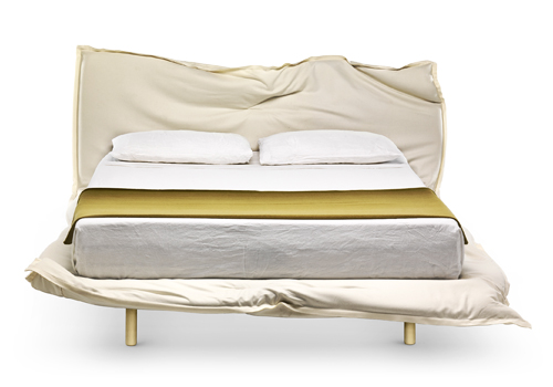 Postel Big Hug, design Claudio Bitetti, rám lze libovolně tvarovat, kov, textilie,  cena 111 680 Kč 
