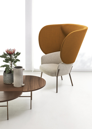 Čtenářské křeslo z kolekce WAM, design Marco Zito, lakovaný kov, textilie, ve více provedeních i barvách, cena na dotaz → www.bross-italy.com