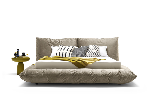 Postel Alba, design Studio Nove, bukové dřevo, textilie, cena od 169 630 Kč 