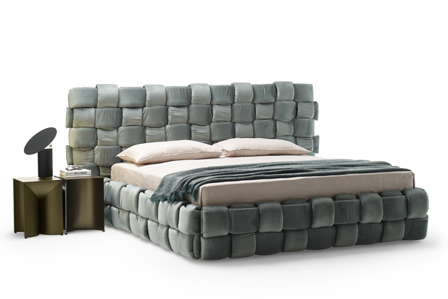 Postel Flirt, design Bellavista Piccini, bukové dřevo, textilie, cena od 174 540 Kč 