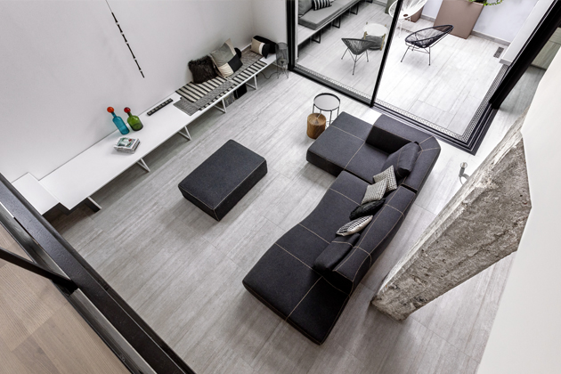 Bohatým prosklením zbavila designérka loft neduhu tmavých zákoutí a zapojila do hry element exteriéru. Byt tak může čerpat z klidu uzavřeného vnitrobloku, do něhož doléhá vzdálený šepot rušného centra Turína