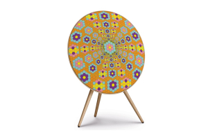 Reproduktor Beosound A9 z limitované edice Art of the A9, dekor Mononeon, 1 500wattový digitální zesilovač, cena na dotaz 