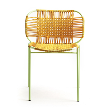 Stohovací židle Cielo, design Sebastian Herkner, výplet z recyklovaného plastu, práškově lakovaný rám, výroba tradiční metodou pro složité 