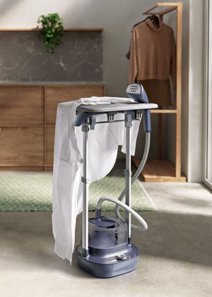 Napařovač Delicate 7000 (Electrolux),  vestavěné a nastavitelné žehlicí prkno pro vertikální i horizontální žehlení, cena 3 499 Kč 