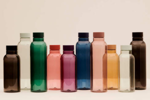Lahev na vodu z kolekce Miz, design Naoto Fukasawa, recyklovaný plast, objem 0,54 l, cena 350 Kč
